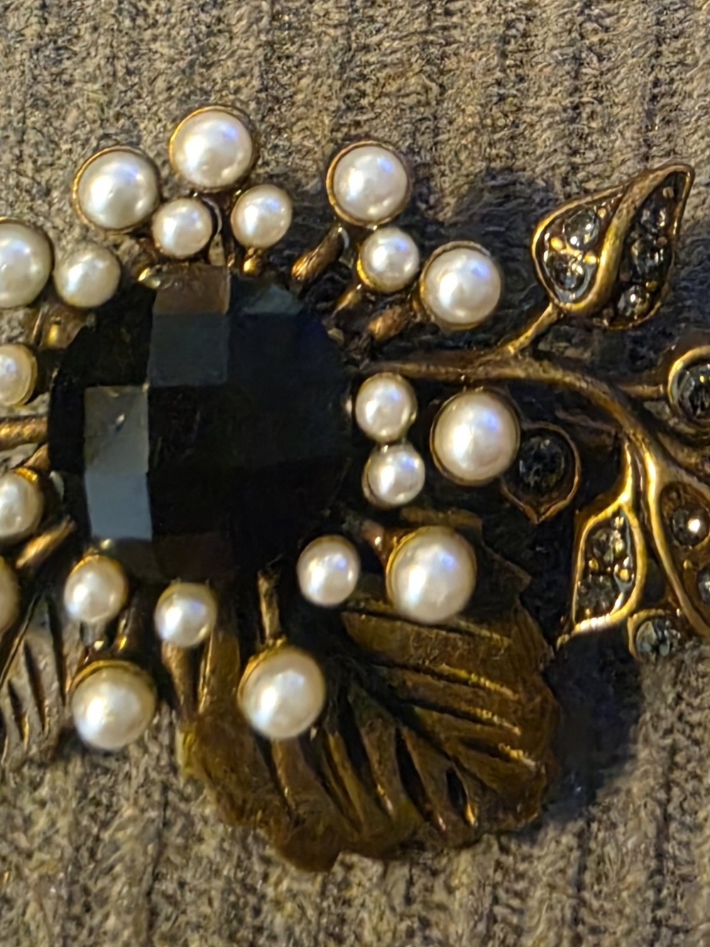 Vintagr Gold-Tone Brooch with Black Onyx Color Stone and Faux Pearls